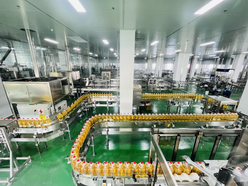 图为位于河南周口港附近的益海嘉里(周口)现代食品产业园智能化食用油灌装车间。受访者供图